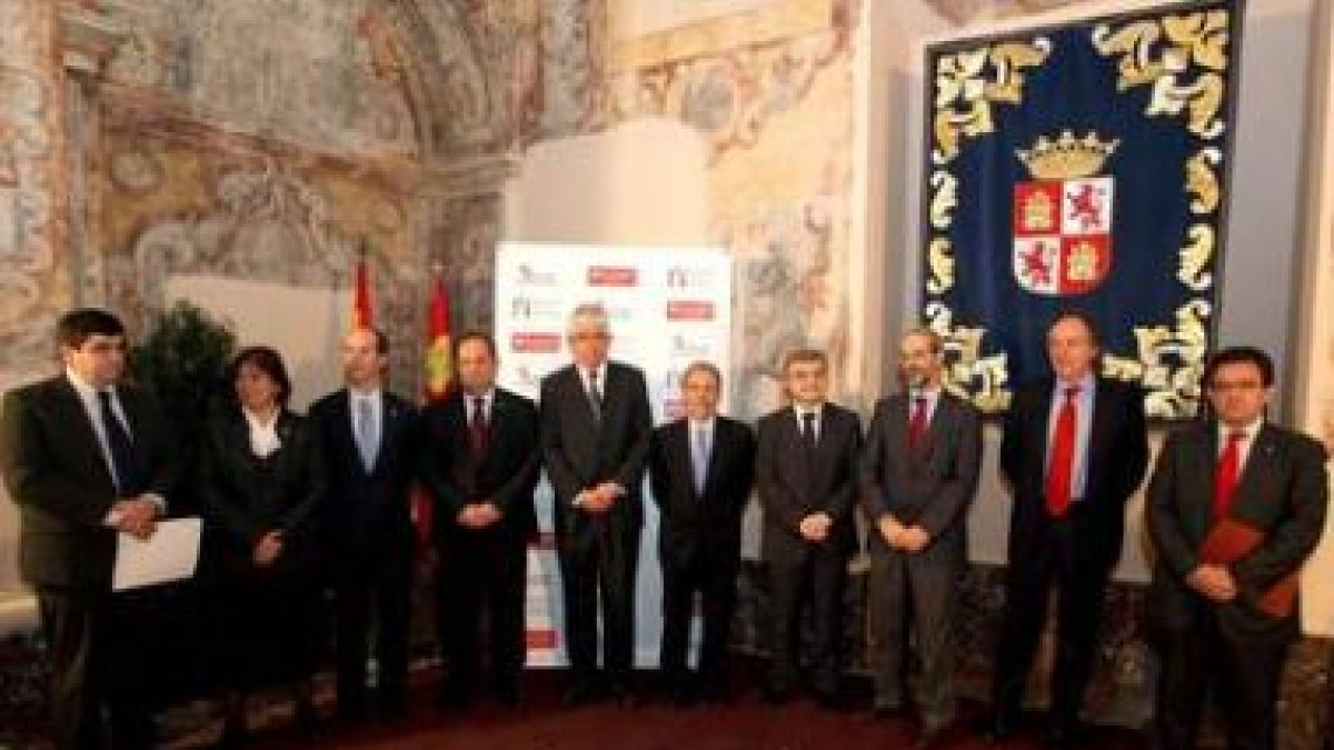 Juan Casado acompañado de los rectores.
