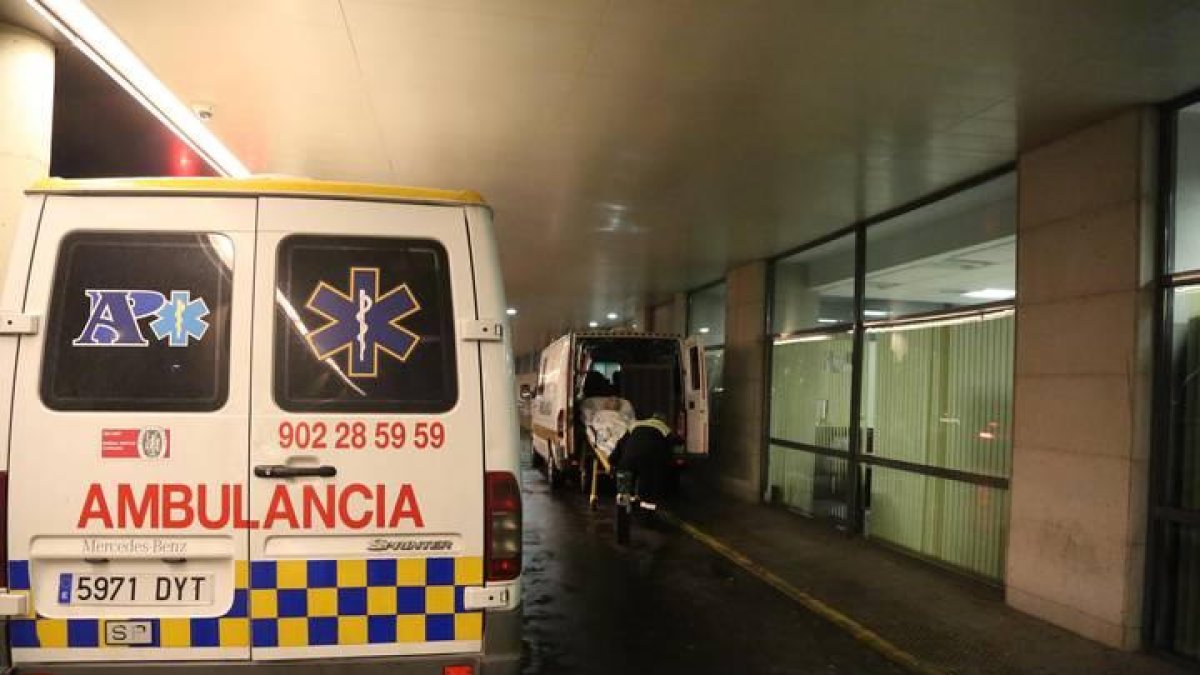 Una ambulancia, en el Hospital de León