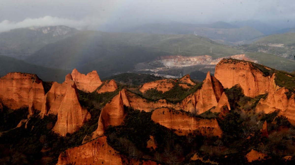 Vista general de Las Médulas desde el mirador de Orellán, en una imagen de comienzos de año. ANA F. BARREDO