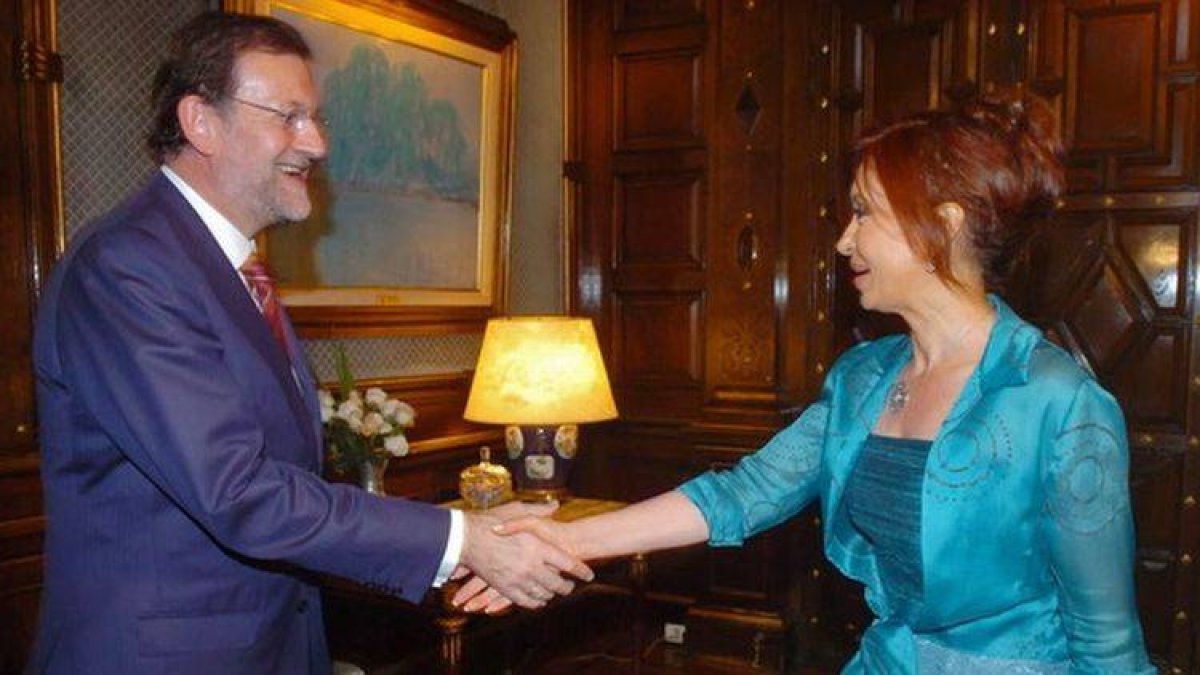 Cristina Fernández de Kirchner recibe a Mariano Rajoy, entonces candidato a la presidencia del Gobierno, en diciembre del 2007.