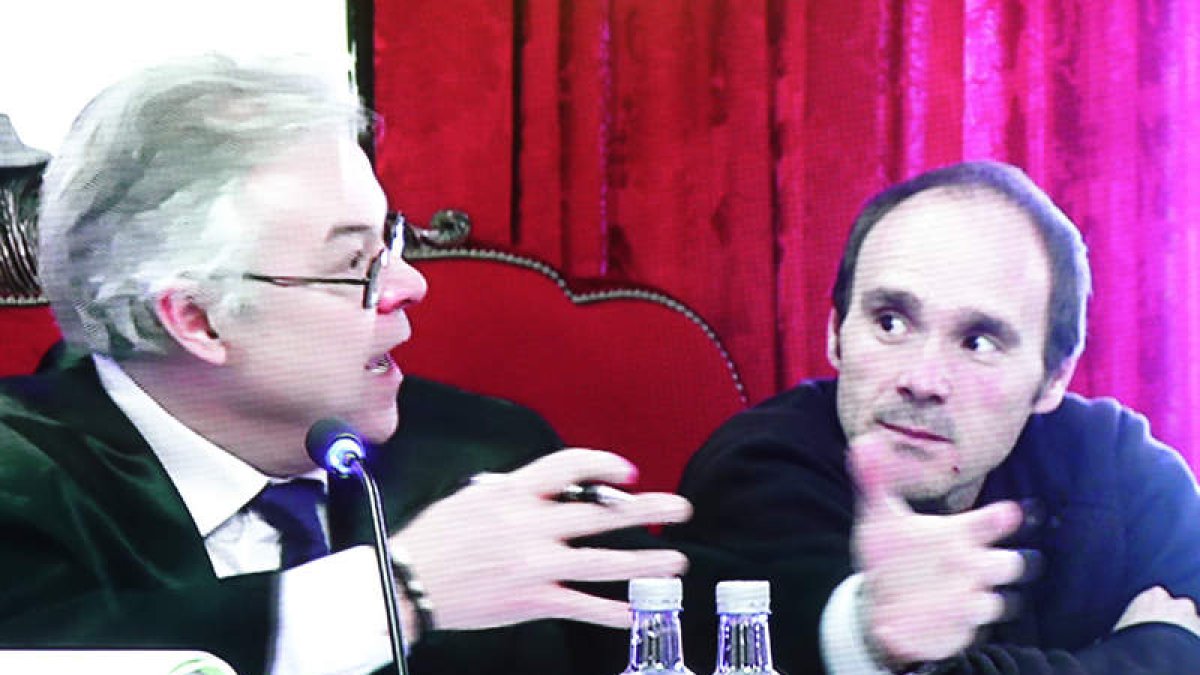Muñoz Blas observa a su abogado, durante una sesión del juicio. RAMIRO
