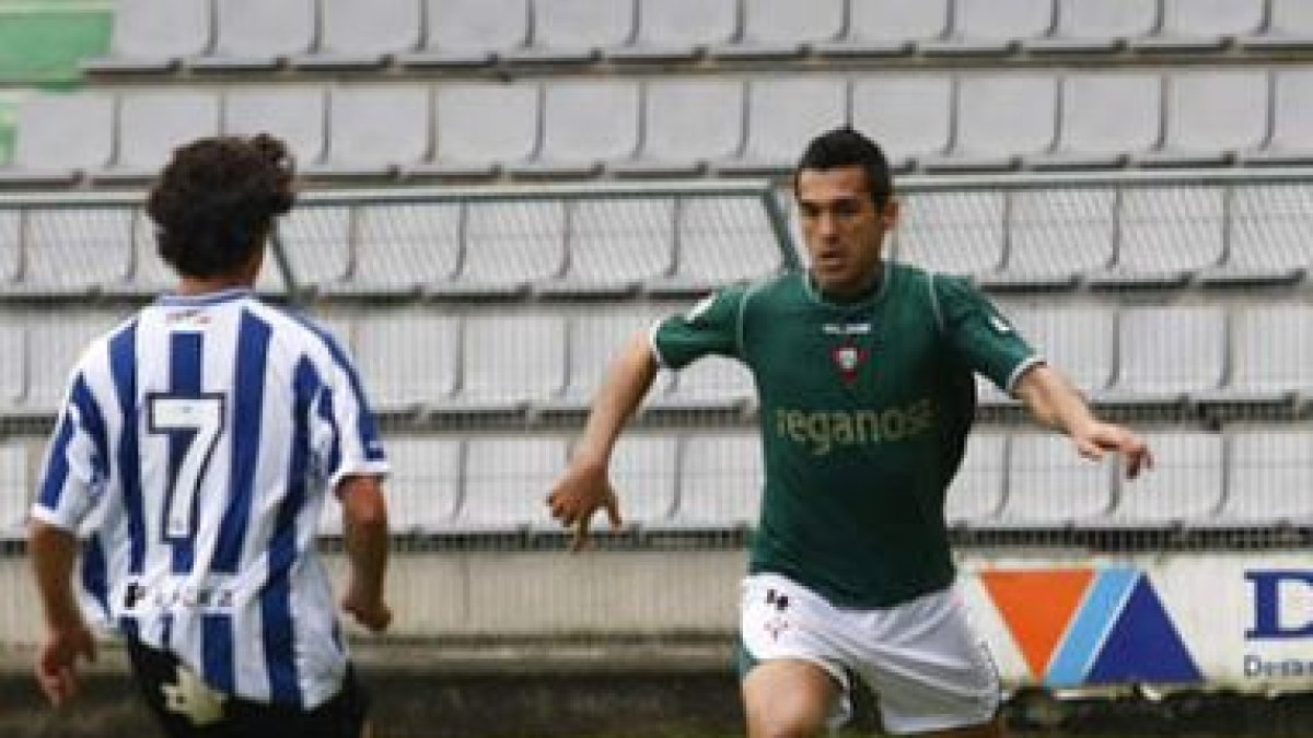 Oliver Bocos encara a un jugador de la Real Sociedad B.