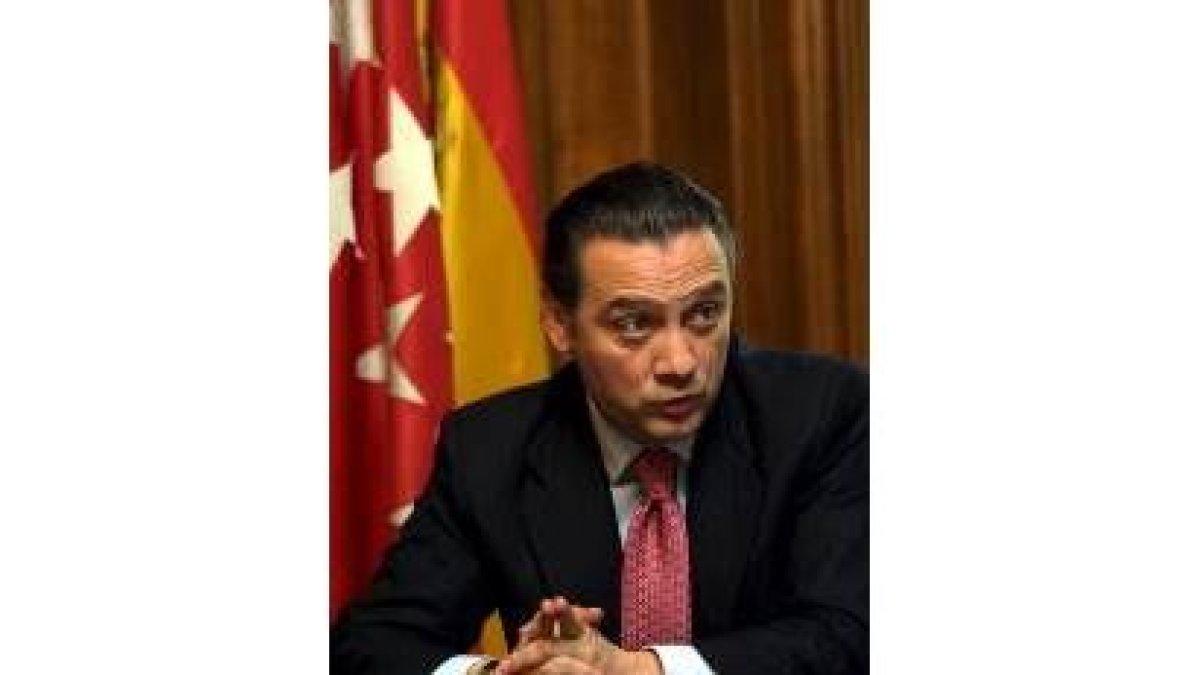 Prada, consejero de Justicia e Interior de Madrid, en su despacho