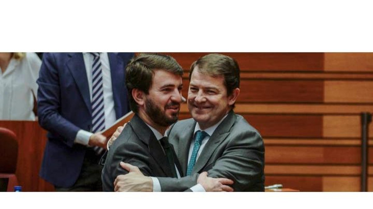 El presidente de la Junta de Castilla y León, Alfonso Fernández Mañueco (d), y el vicepresidente, Juan García Gallardo (i), se felicitan tras la aprobación del proyecto de ley de Presupuestos de la Comunidad para 2023, el primero de la legislatura para el gobierno de coalición formado por PP y Vox, este viernes en las Cortes de Castilla y León, en Valladolid. NACHO GALLEGO