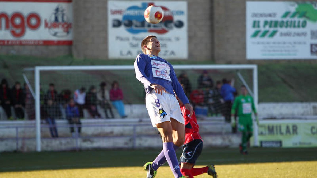 El bañezano Diego despeja un balón colgado por los abulenses sobre el área local.
