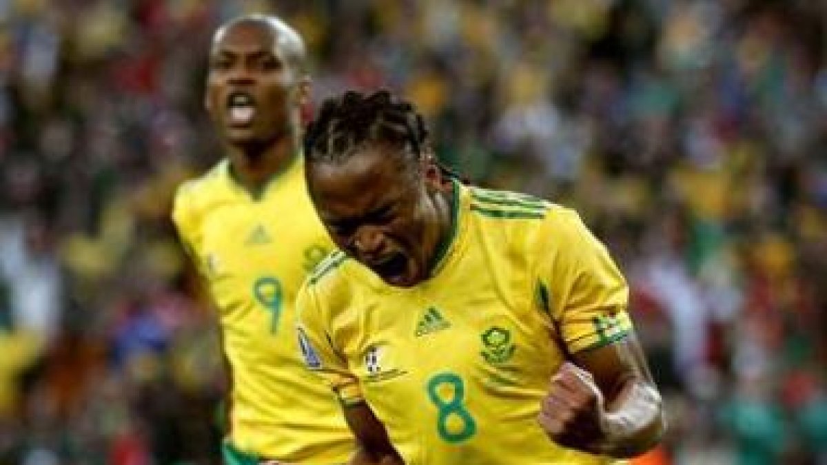 El primer gol del Mundial lo marcó el sudafricano Siphiwe Tshabalala, a la derecha.