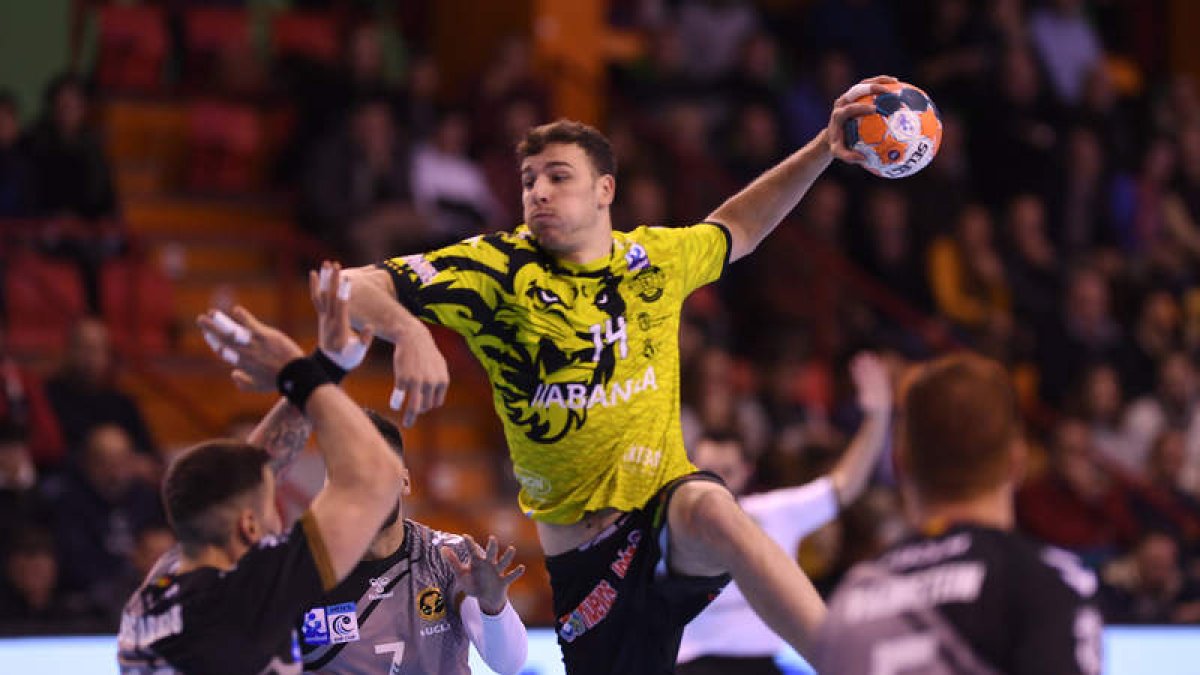 David Fernández cambiará el Ademar por el Wisla Plock la próxima temporada. DL
