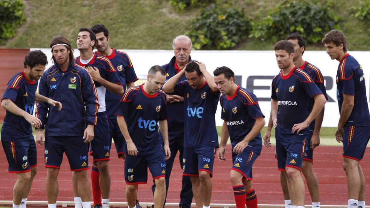 Vicente Del Bosque, junto a los jugadores, durante el entrenamiento para preparar el partido.