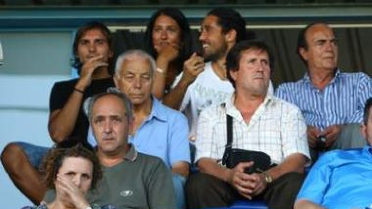 De Paula y Nacho tuvieron que ver el partido desde la barrera con algunos VIPs.