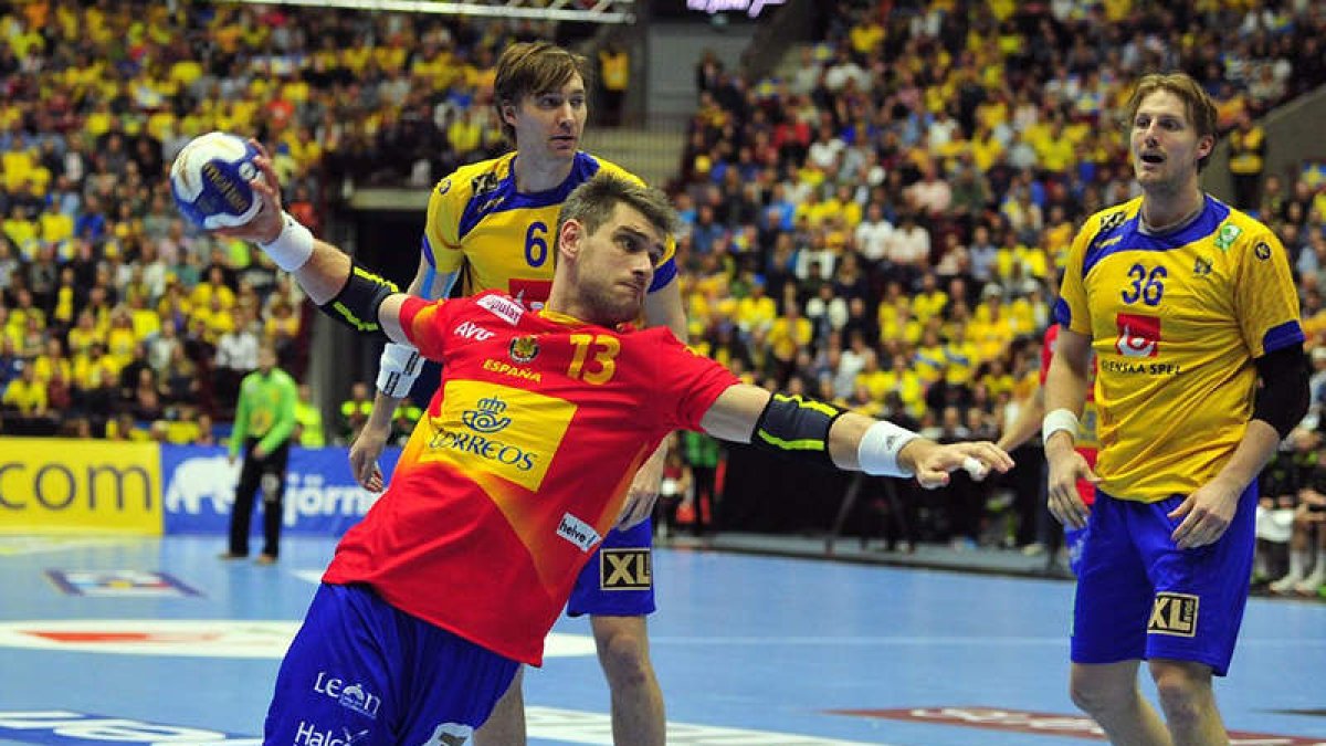 El pivote de la selección española, Julen Aginagalde, lanza a puerta tras superar la defensa sueca. FEB