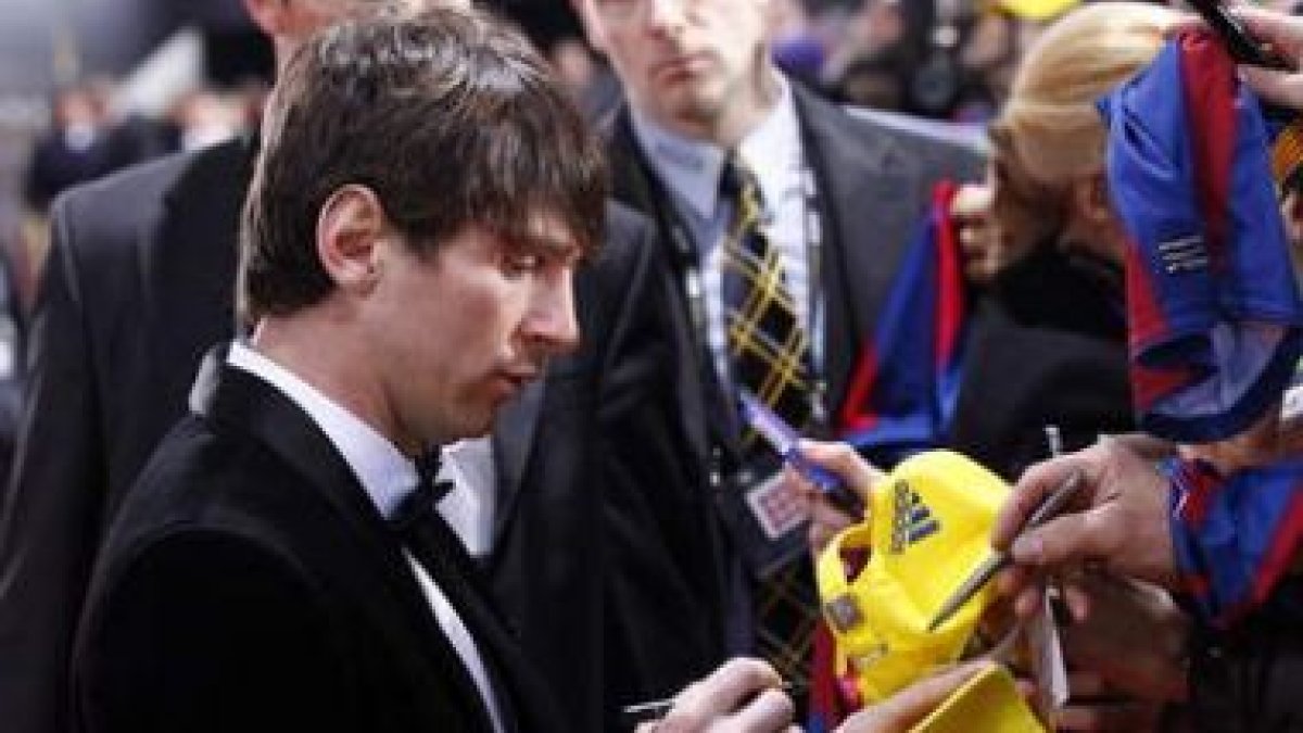 Messi, el ganador del Balón de Oro, firma autógrafos en la gala tras ser premiado.