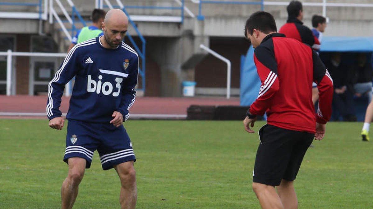 Pablo Infante, a la izquierda, se lesionó en la primera parte del choque ante el Sabadell