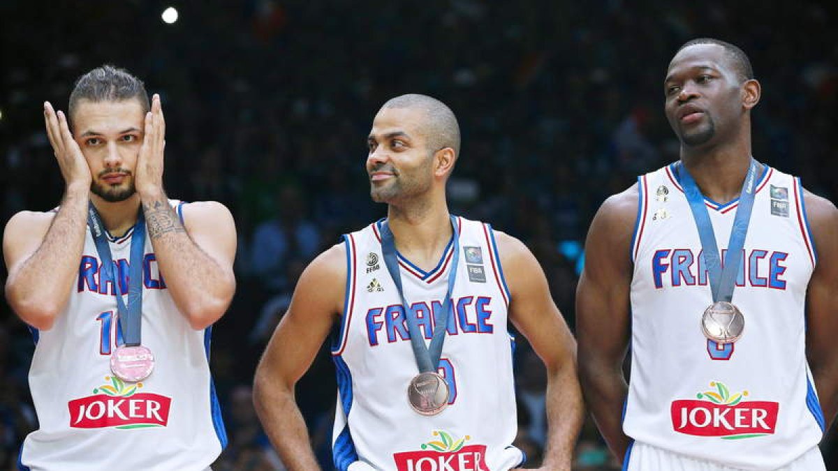 Fournier, Parker y Kahudi con la medalla de bronce. Un consuelo agridulce para los anfitriones.