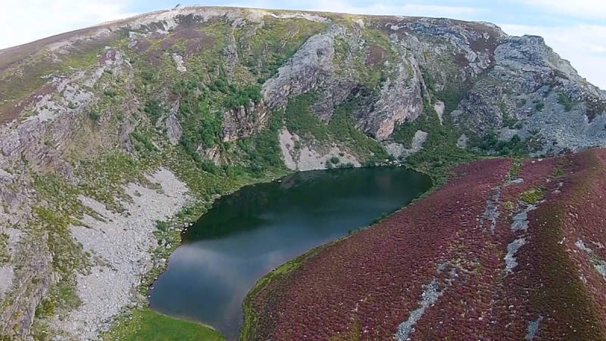 Una vista aérea del lago, incluida en el audiovisual que se ha grabado con un dron