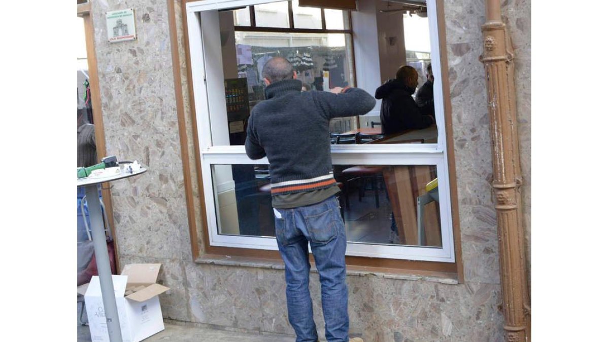 El robo quedó finalmente en desperfectos en las ventanas. ACACIO
