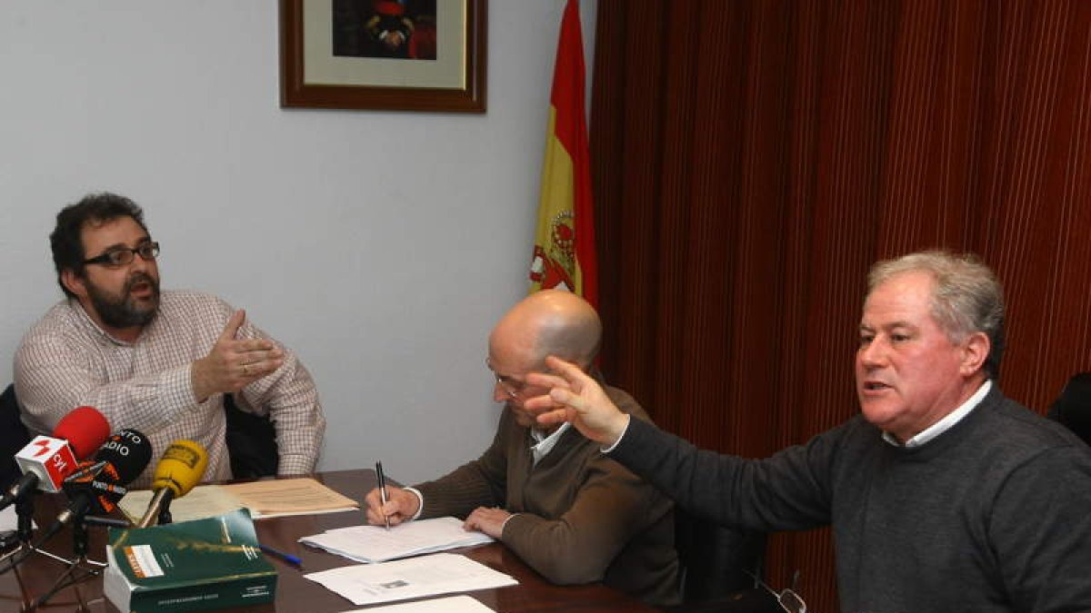 Los portavoces de IU y PSOE, señalándose en un pleno.