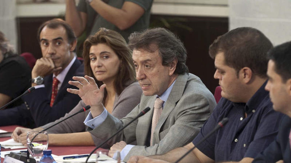 De Santiago-Juárez explicó la propuesta de la Junta de modelo de ordenación territorial.