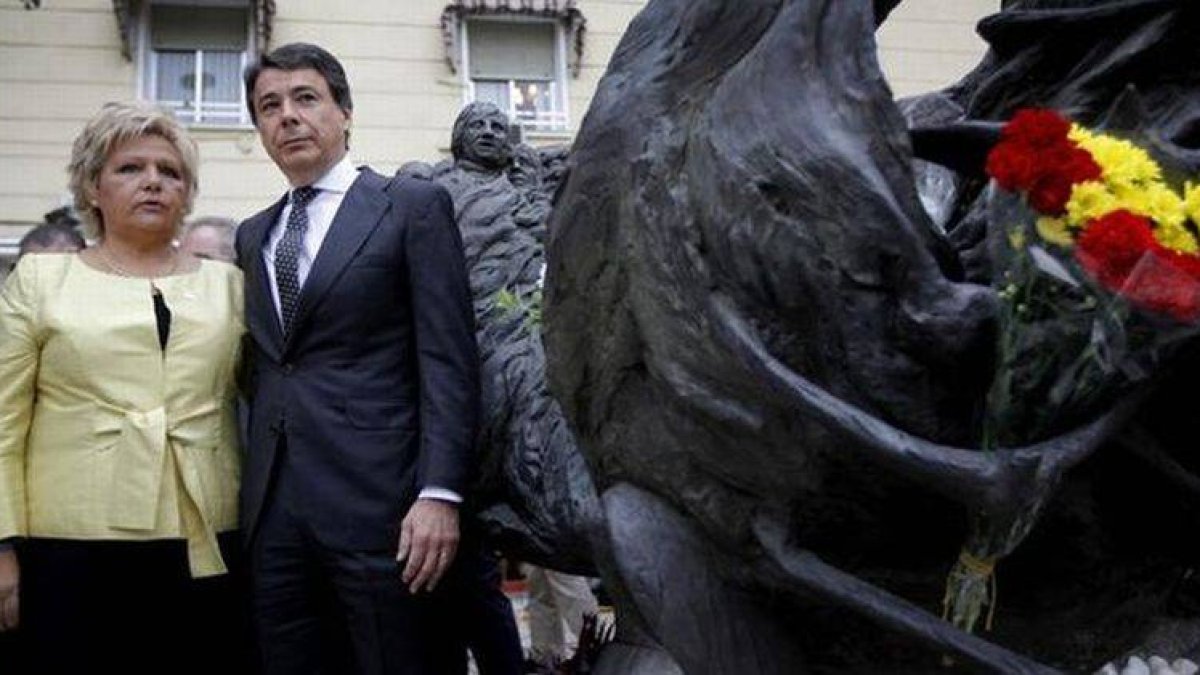 La presidenta de la AVT, Ángeles Pedraza, y el presidente de la Comunidad de Madrid, Ignacio González, este martes, en la ofrenda floral a las víctimas del terrorismo, en la plaza República Dominicana de Madrid.