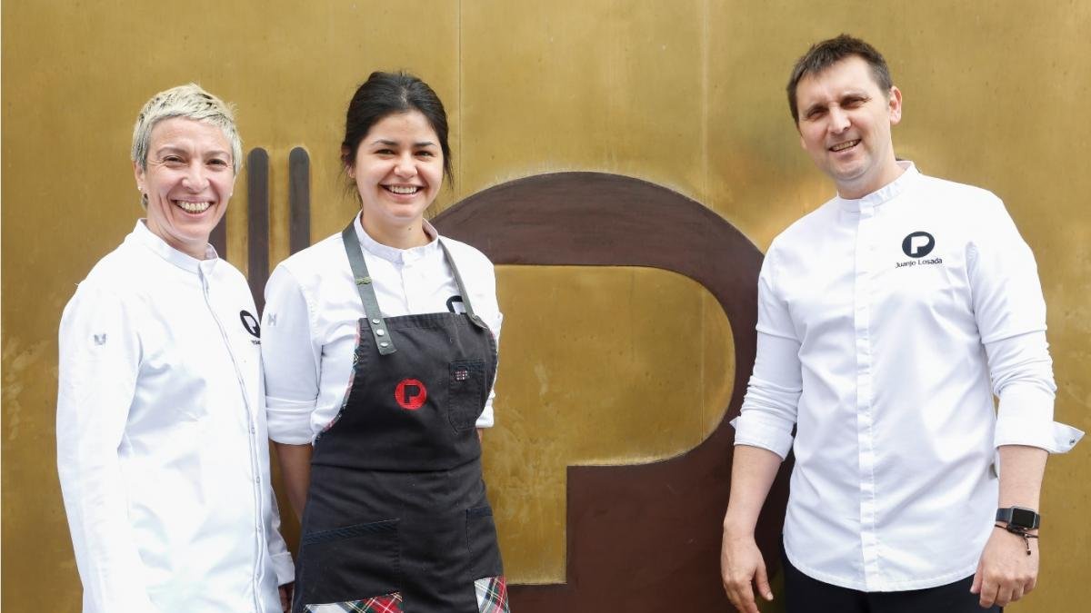La repostera Luisa Castro, cursa una beca Erasmus+ del Ildefe en el Restaurante Pablo, recientemente galardonado con una Estrella Michelín. Junto a ella, los propietarios, Juanjo Losada y Yolanda Rojo