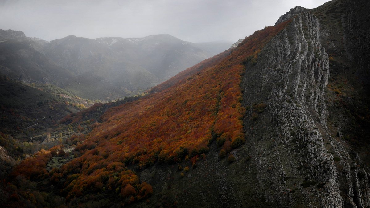 La jornada del sábado traerá nieblas matinales y lluvias débiles en la montaña. JESÚS F. SALVADORES