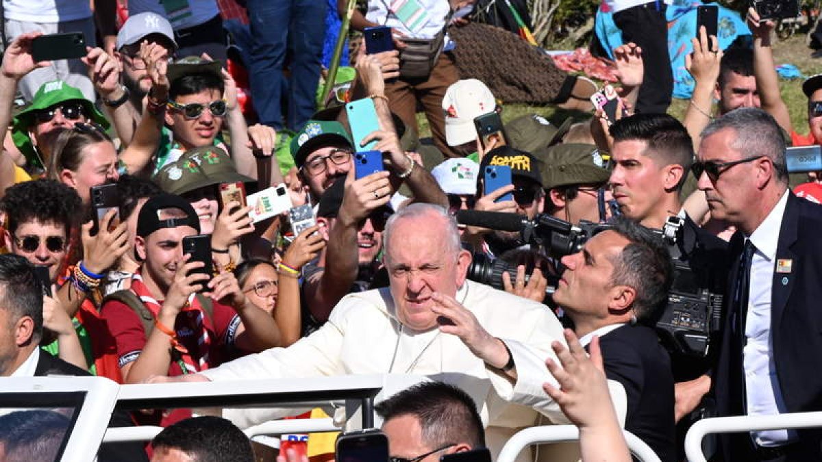 El Papa, durante la jornada de ayer en Lisboa. MAURIZIO BRAMBATTI