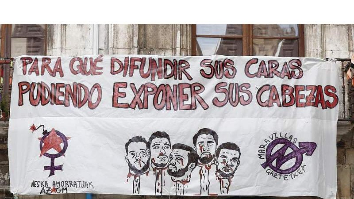 Pancarta colocada ayer en un edificio del Casco Viejo de Pamplona en protesta a la sentencia de La Manada. JESÚS DIGES