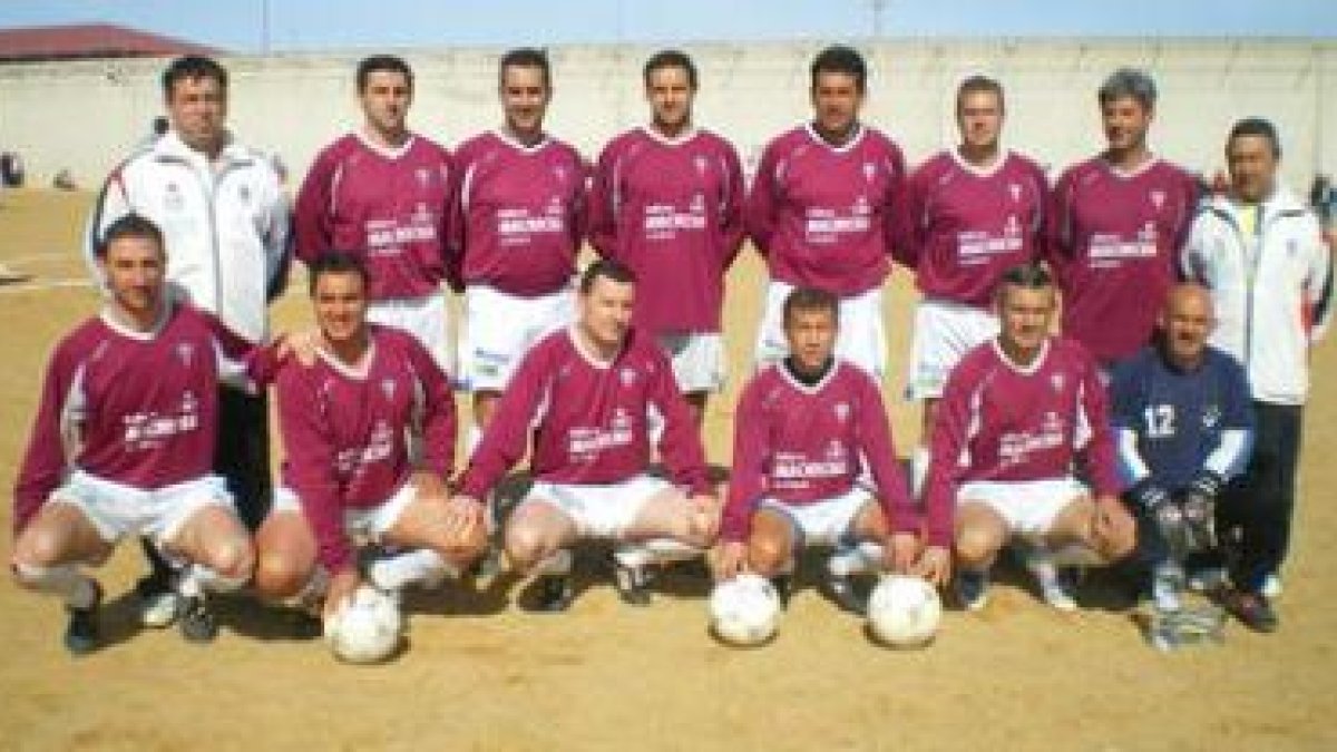 Los miembros del equipo ante los restos del Torreón de los Tovar