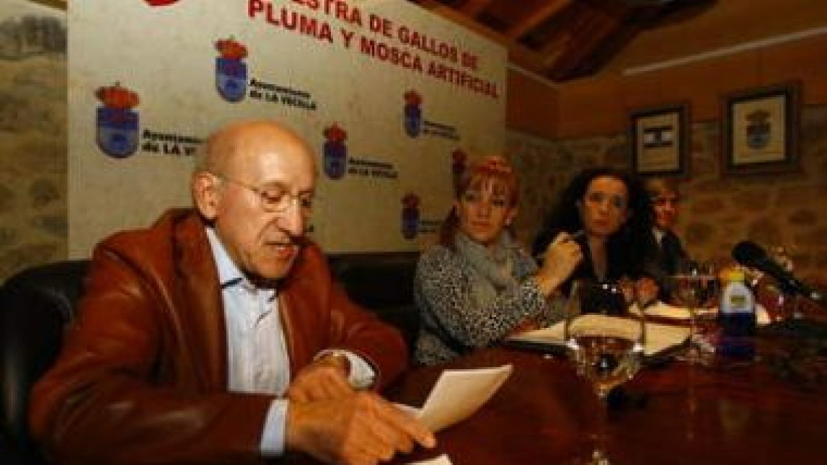 Narciso Díez, Isabel Carrasco, Manuela García y Juan José Badiola, ayer, en la presentación.