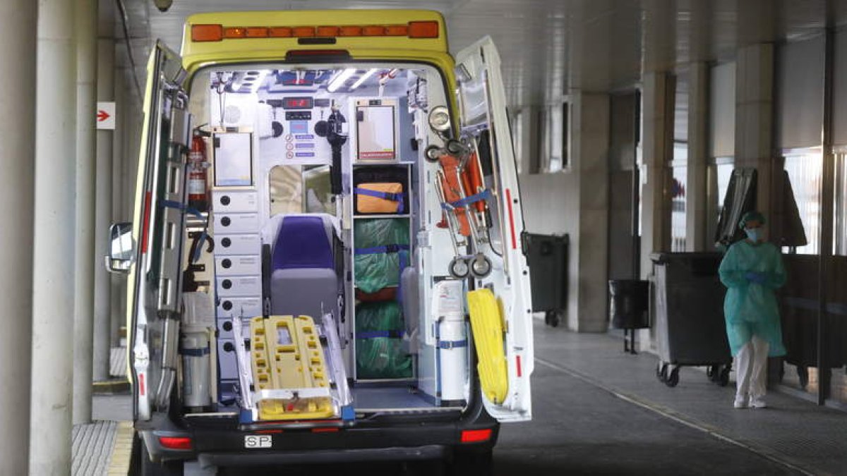 Una ambulancia aguarda junto a los accesos de Urgencias. MARCIANO PÉREZ