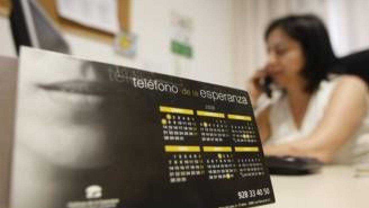 Una voluntaria atiende una llamada al Teléfono de la Esperanza