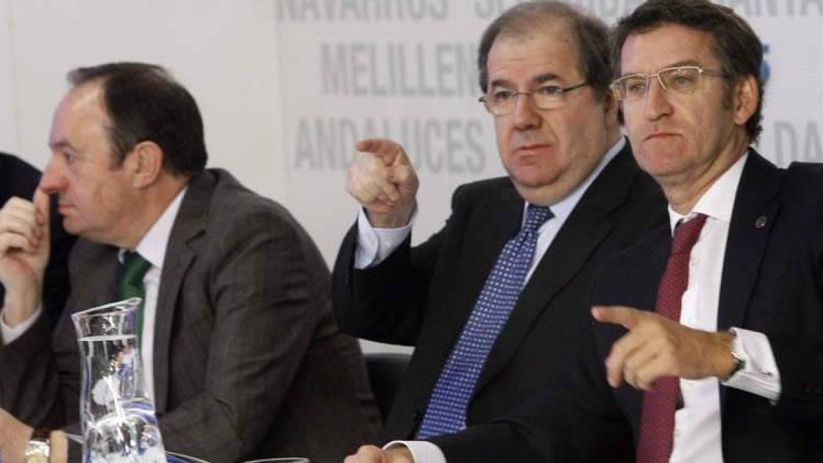 Pedro Sanz, presidente de La Rioja, junto a Juan Vicente Herrera y Alberto Núñez Feijóo, tres de los barones alineados para buscar un consenso en la ley del aborto.