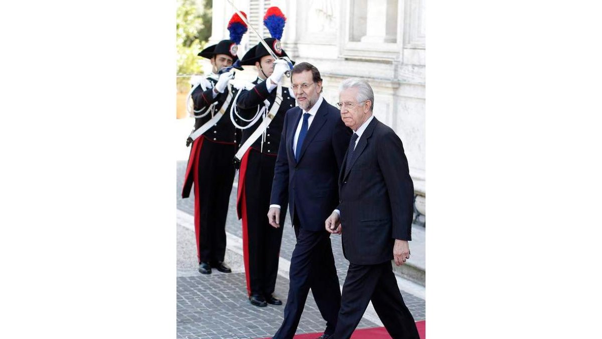 Rajoy y Mario Monti, ayer, en Roma.