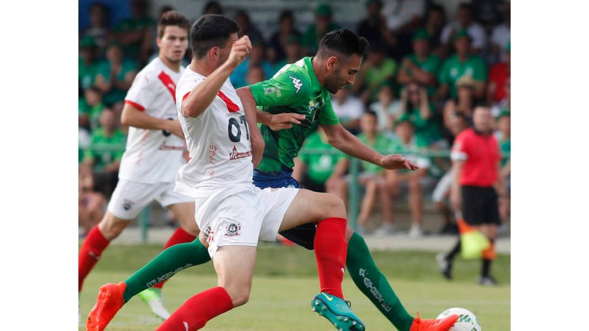Puente anotó los dos goles del Atlético Astorga frente al CD Vitoria que no fueron suficientes para lograr el ascenso. JESÚS F. SALVADORES