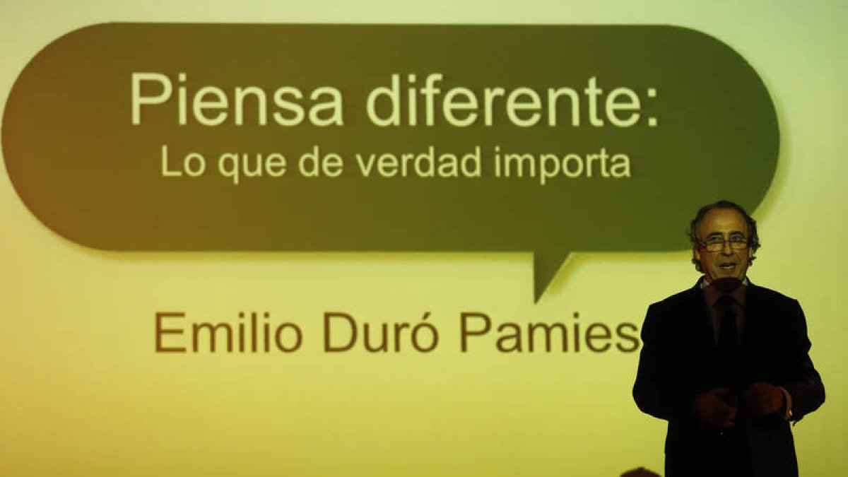 Emilio Duró llenó ayer el salón de actos de Caja España en Santa Nonia.