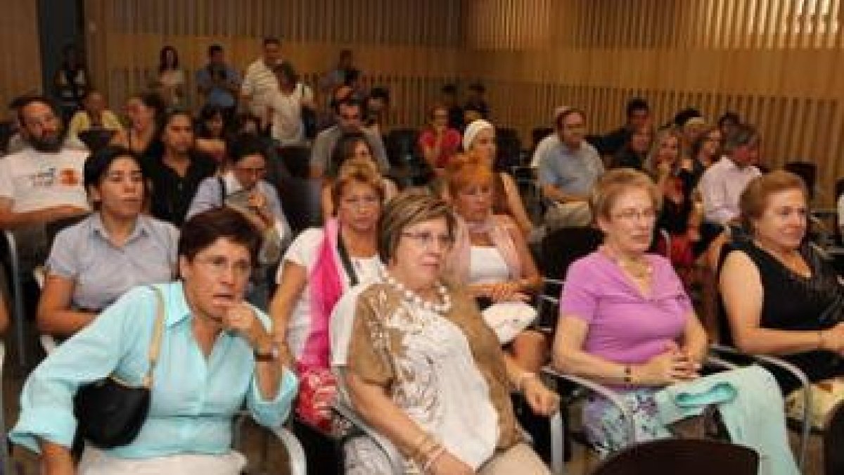 Asistentes al documental «Botín de Guerra» proyectado ayer en la Fundación Sierra Pambley.