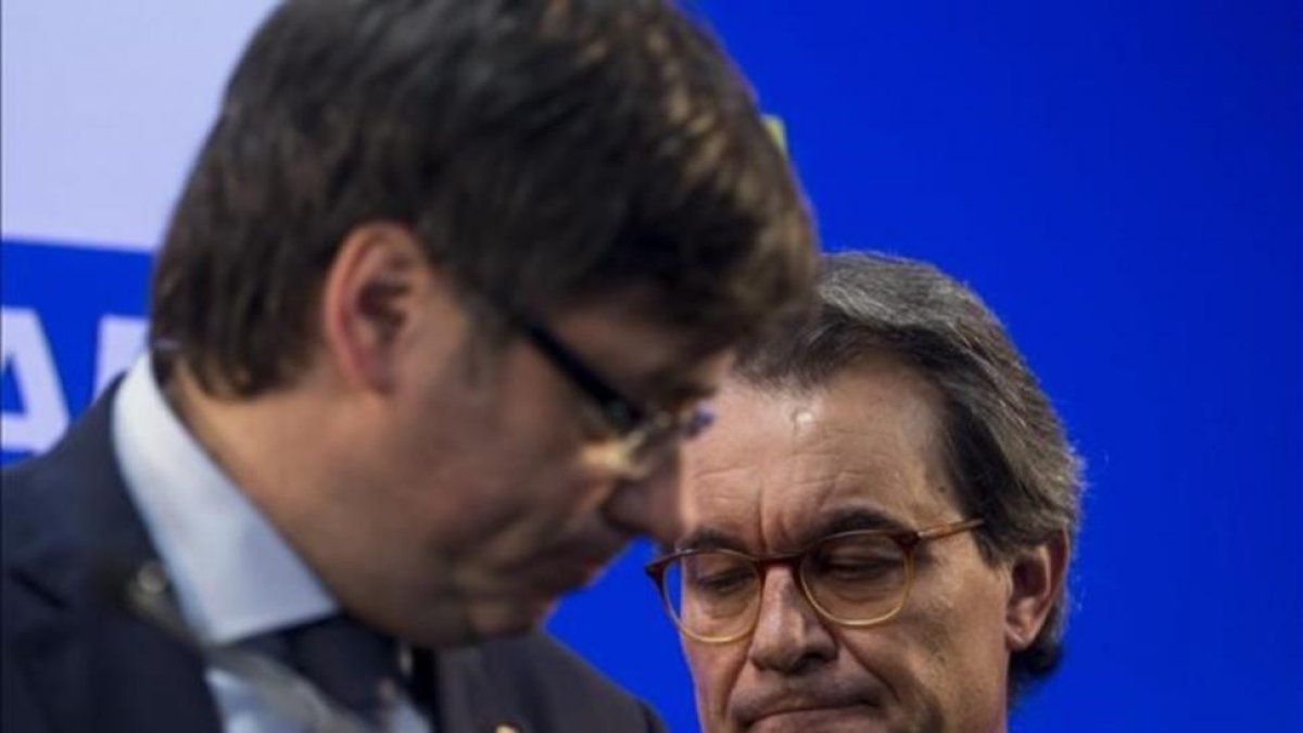 Artur Mas, junto a Carles Puigdemont, este lunes en la sede del PDECat.