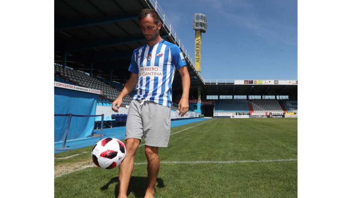 Luisma Villa fue presentado ayer como nuevo jugador de la Ponferradina. ANA F. BARREDO