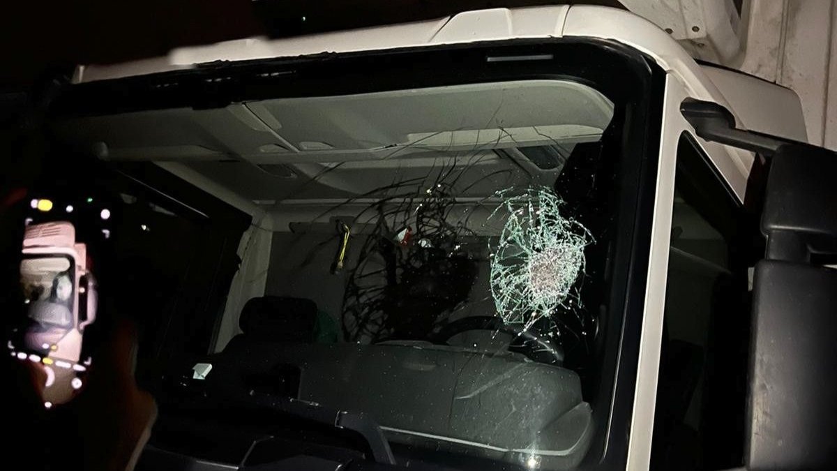 Camión dañado en los paros de León. GUARDIA CIVIL