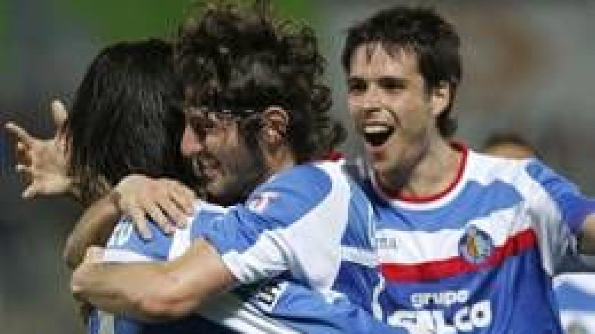 Los jugadores del Getafe celebran uno de los tantos que marcaron ayer al Racing de Santander