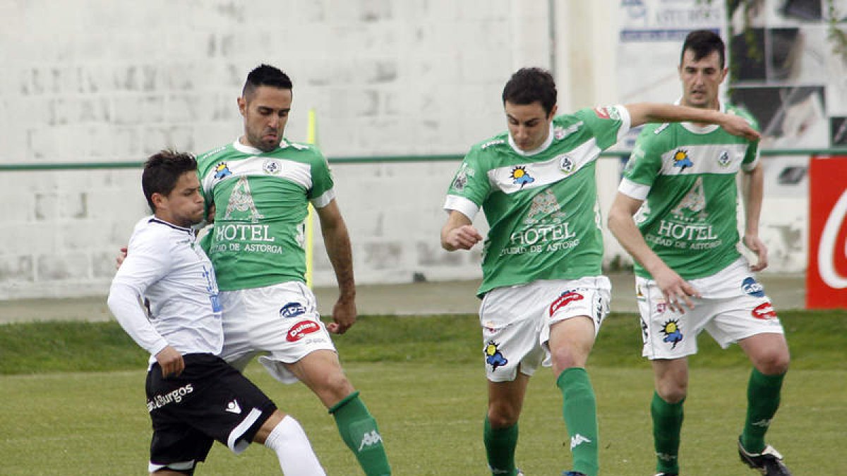 Uña, en el centro, a un paso de renovar con el club verde.