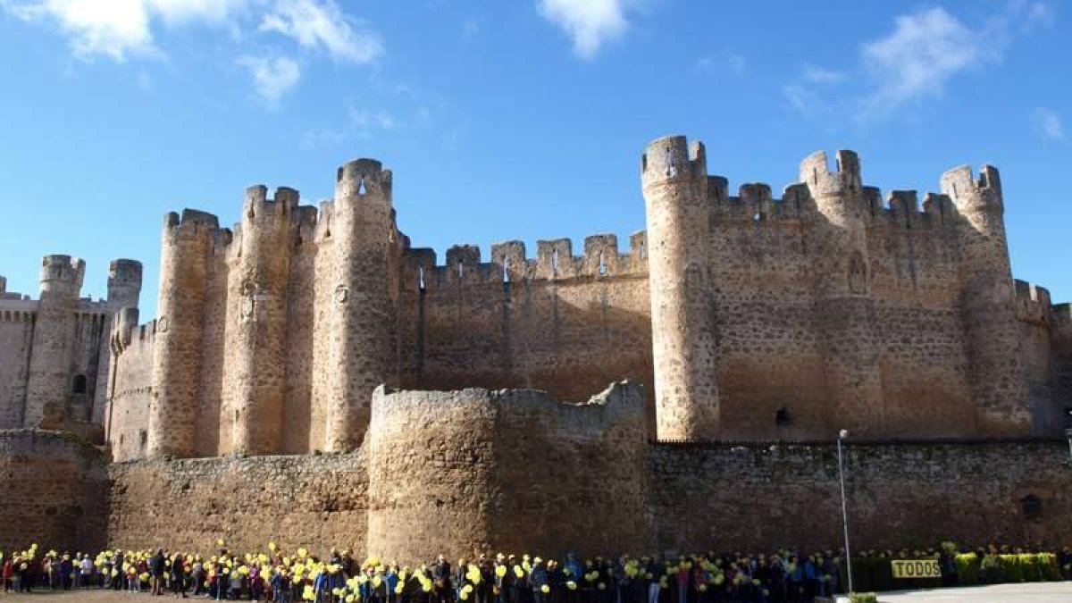 El castillo coyantino rodeado por 400 niños en apoyo a las familias con enfermedades raras.