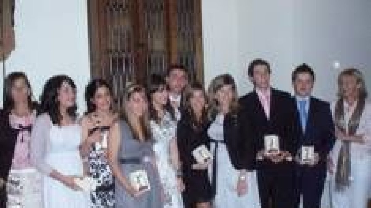 Alunmos del colegio Internacional Peñacorada posan con los premios