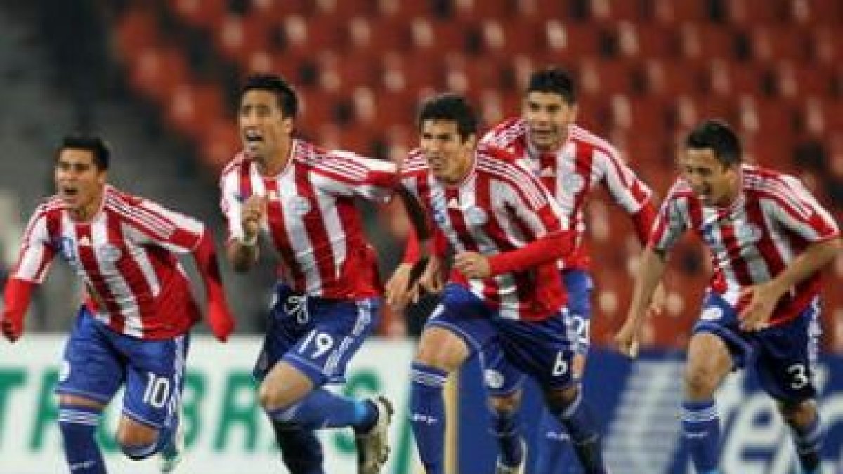 Jugadores de Paraguay celebran su pase a la gran final.