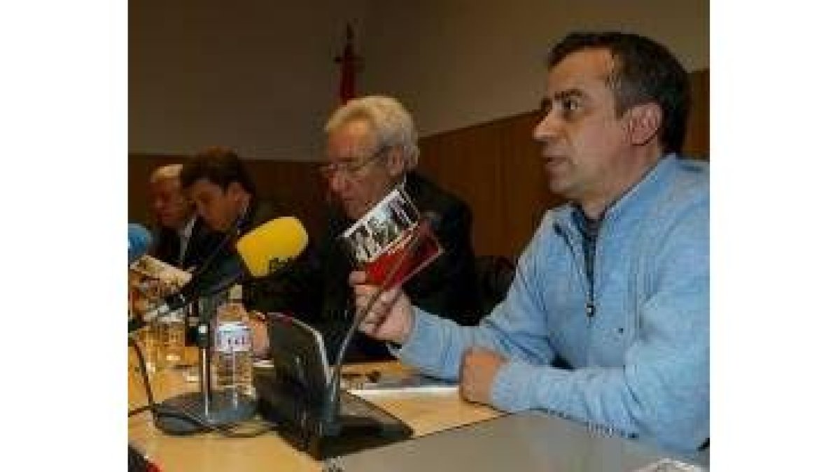 El director del museo, en pimer término, junto a del Olmo y el alcalde
