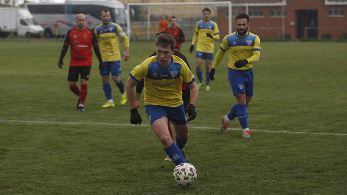El equipo leonés sumó tres puntos de oro en su lucha por meterse en el play off. FERNANDO OTERO