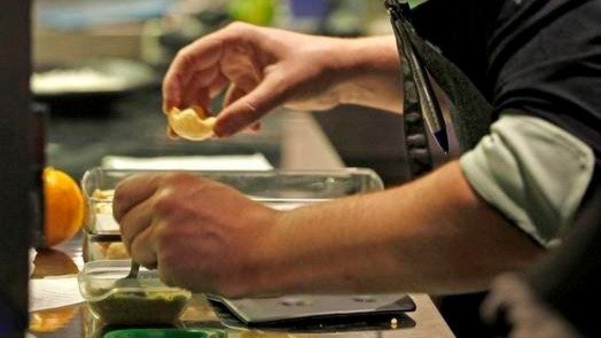 Preparación de una tapa. ALBERTO ESTÉVEZ