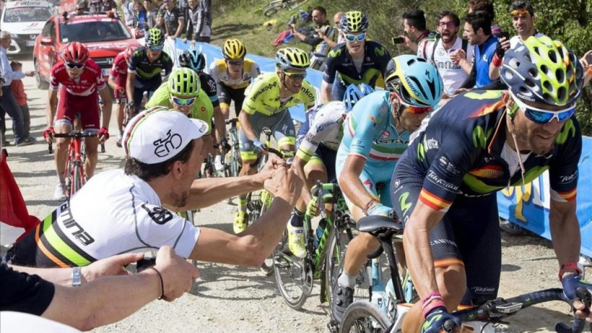 Alejandro Valverde, seguido por Vincenzo Nibali, durante la ascensión a Alpe di Ponti.