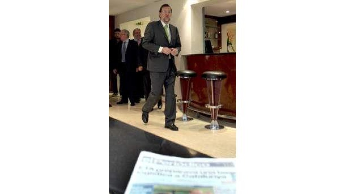 Rajoy, en Barcelona, y un periódico con la foto de Aznar.
