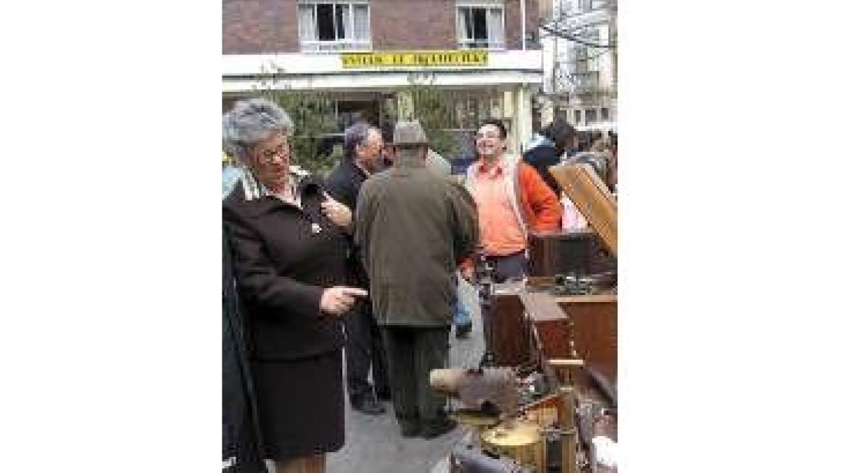 Los puestos de antigüedades despertaron el interés de muchos visitantes