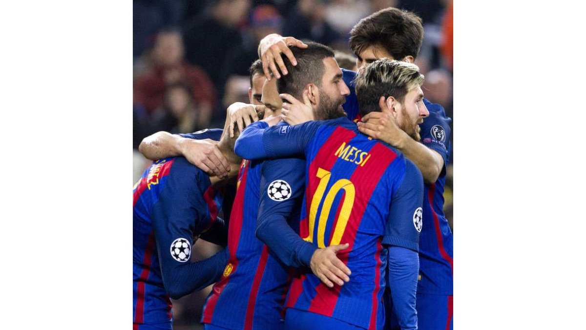 Arda Turan celebra con sus compañeros uno de sus tres goles ante el Borussia Monchengladbach. MARTA PÉREZ
